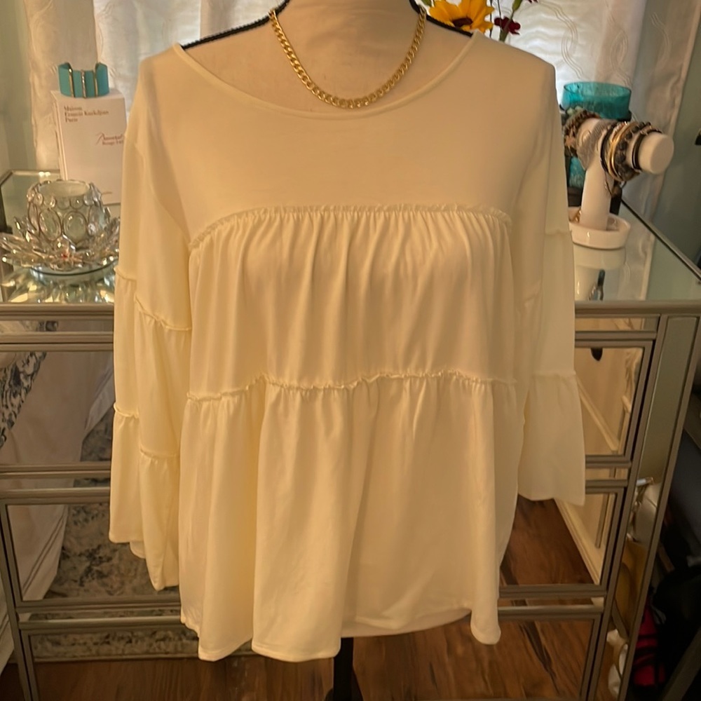 Gorgeous bell sleeve tiered top in organic cotton Tencel blend. Excellent cond​
